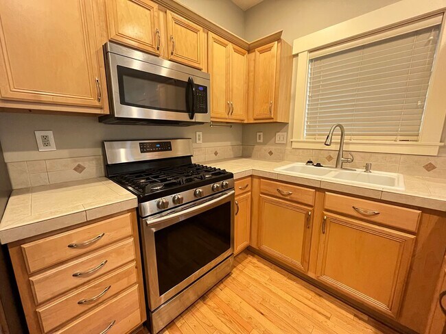 Building Photo - Charming 3Bd/2.5Ba twnhm in a Vibrant Port...