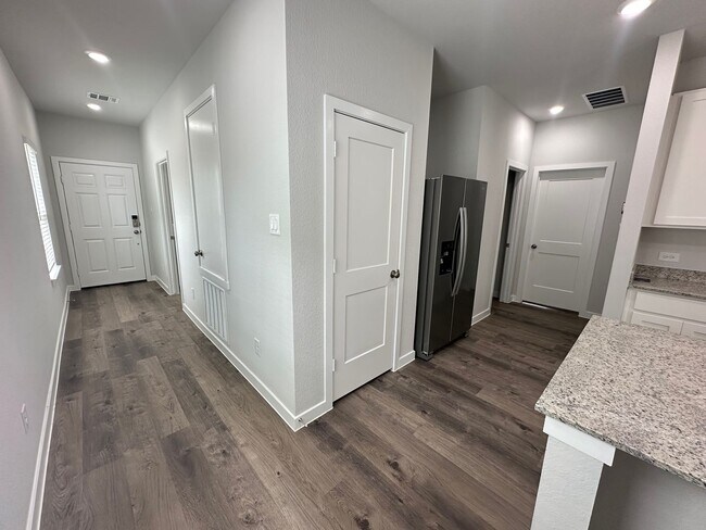 Foto del edificio - Brand New Modern 3-Bedroom Home with Upgra...