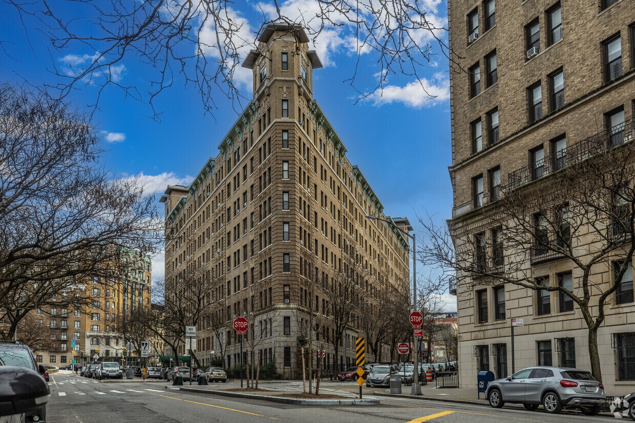 800 Riverside Dr - The Grinnell at 100