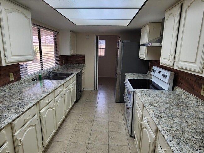 Building Photo - 5419 Cairnleigh Dr