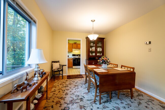 Dining area - 10648 Montrose Ave
