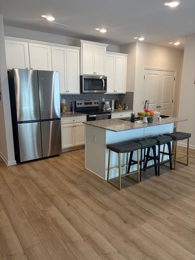 Building Photo - Beautiful Townhome