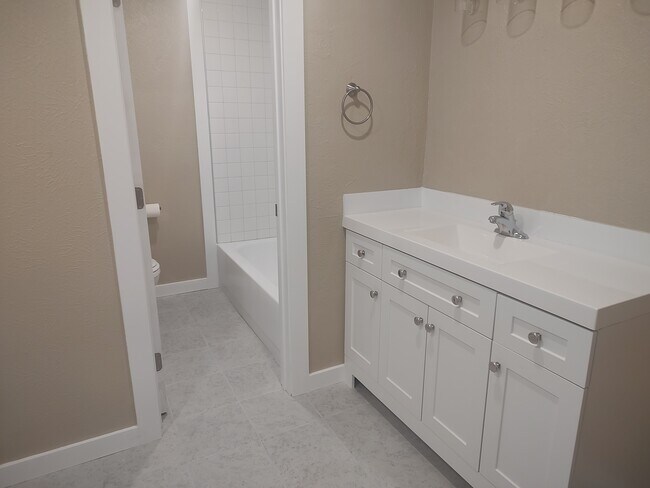 baño principal, tocador - 113 NW Main St