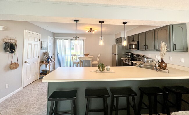 Eat-in kitchen island - 20 Sunridge Dr