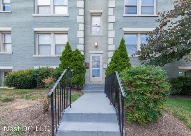 Building Photo - 4424 1st Pl NE