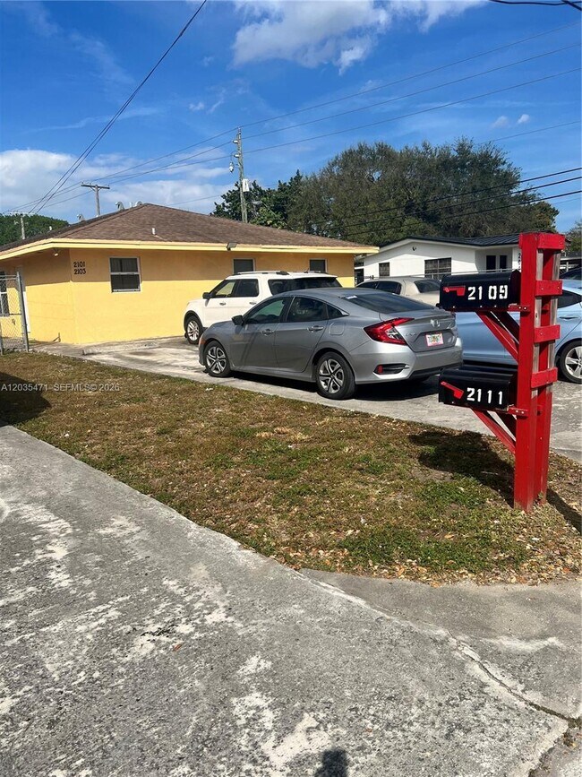 Foto del edificio - 2111 NW 100th St