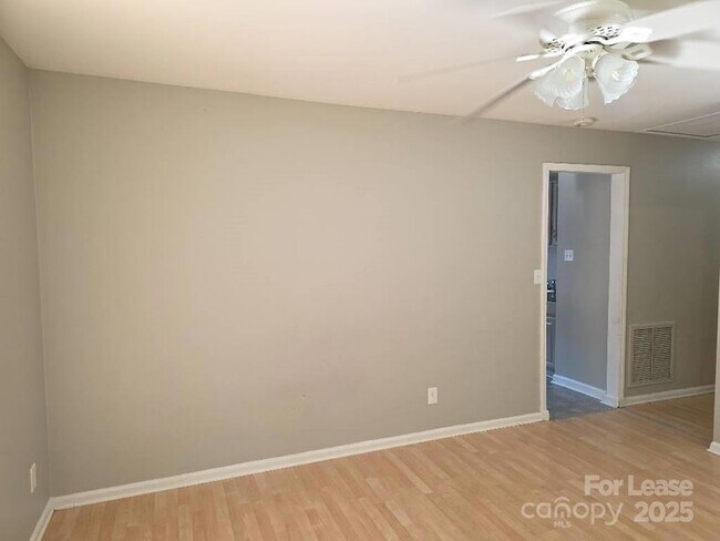 Foto del edificio - 4800 Crestmont Dr