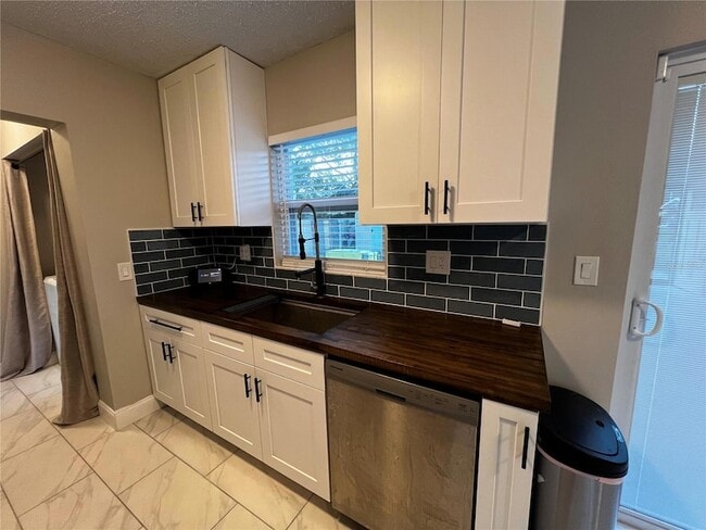 Foto del edificio - 2893 Webley Dr NE