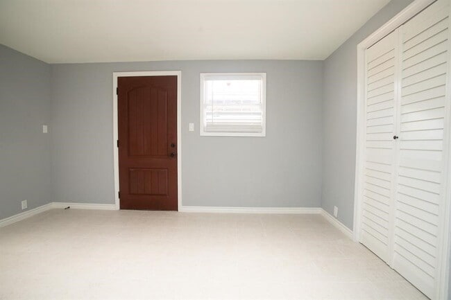 Building Photo - 5821 W Sunforest Dr