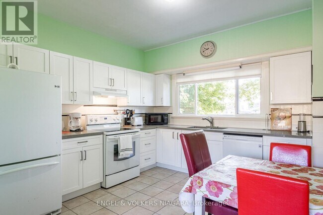 Building Photo - 5969 Gladstone St