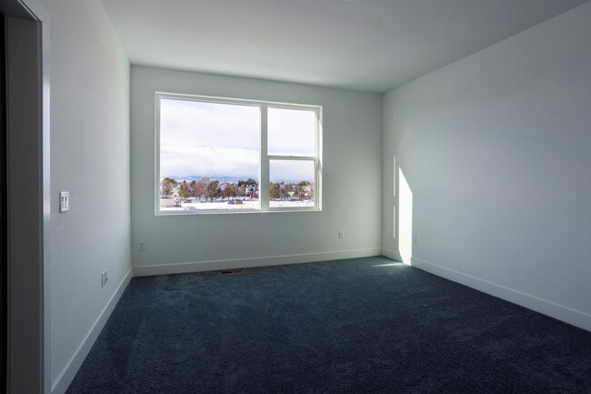 Building Photo - 888 S Valentia St