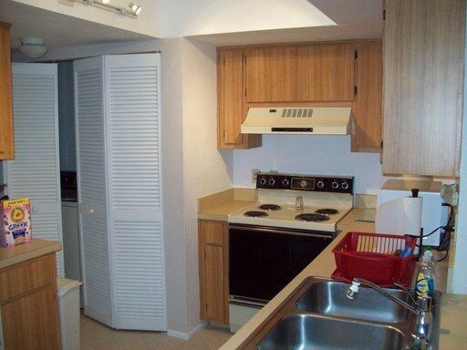 Building Photo - Fully furnished turn key one bedroom  den