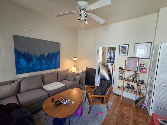 Foto del edificio - 1650 N Oakley Ave