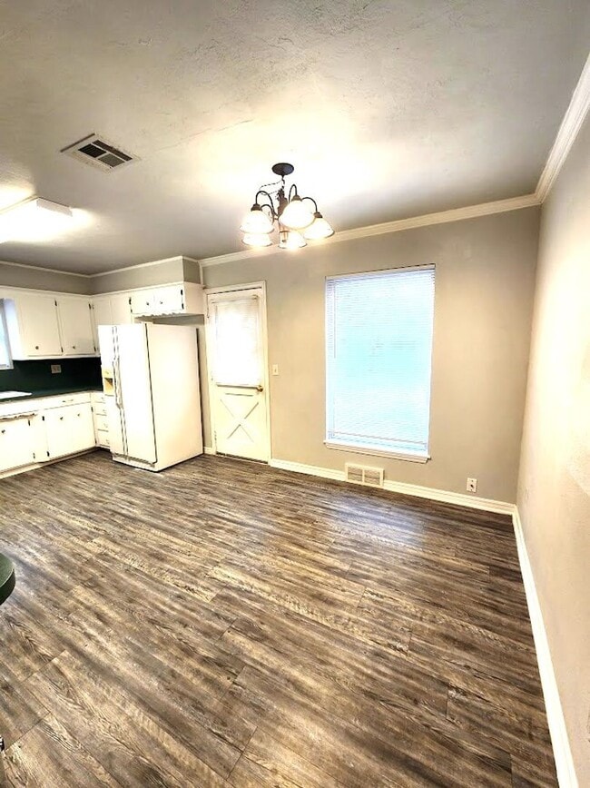 Building Photo - 3 Bed 1.5 Bath 1 Car Garage in the Henders...
