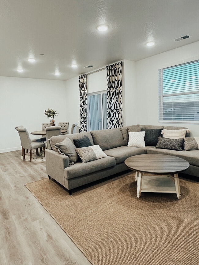 Building Photo - 5801 S Garnet Dr