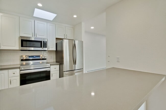 Building Photo - Remodeled 2 Bed 2 Bath Modern Condo with B...