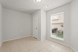 Building Photo - 6319 Southwood Ct N
