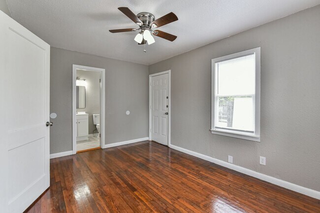 Foto del edificio - Beautifully Renovated 1BR Duplex with Marble Shower & Natural Light