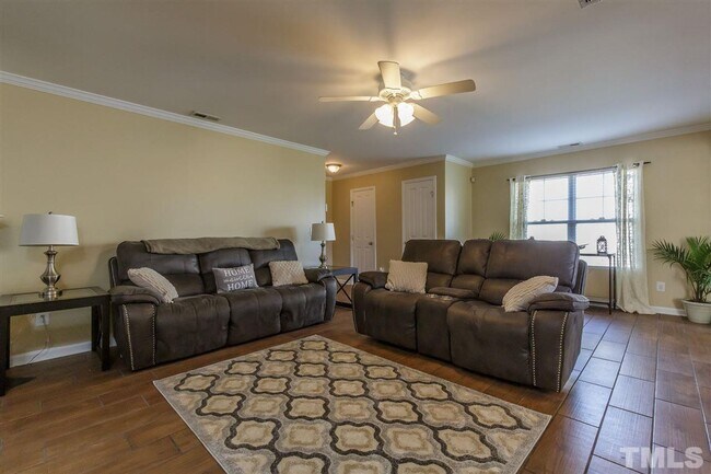Foto del edificio - Spacious 3 bed with 2 car garage!