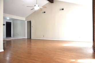 Building Photo - 16454 Hickory Knoll Dr