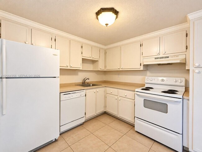 Building Photo - 13707 Kendale Lakes Cir
