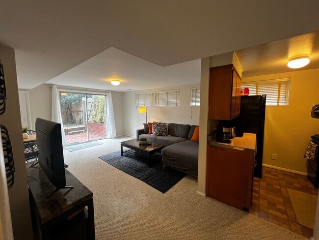 Foto del edificio - 1br 1ba space. Fully furnished & decorated...
