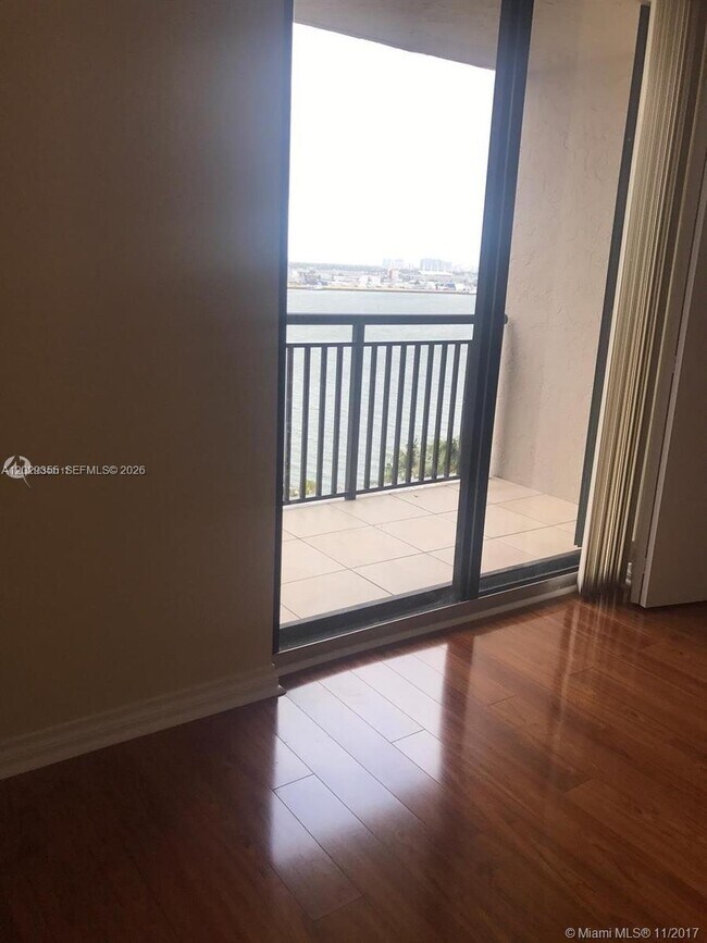 Foto del edificio - 540 Brickell Key Dr