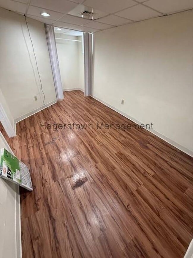 Building Photo - 3 BR Townhouse - Iris Ct