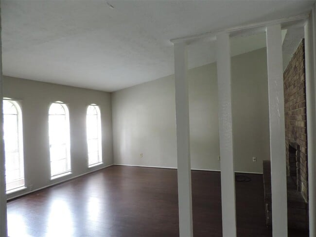 Building Photo - 22823 Millgate Dr