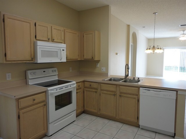 Foto del edificio - 451 Sand Ridge Dr