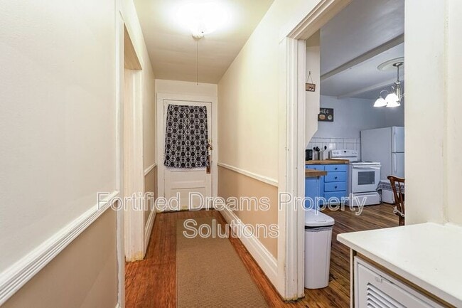 Building Photo - 400 S.Spring St