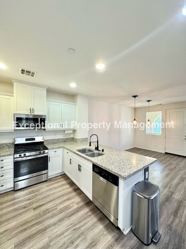 Building Photo - Great 3 bed 3 bath home