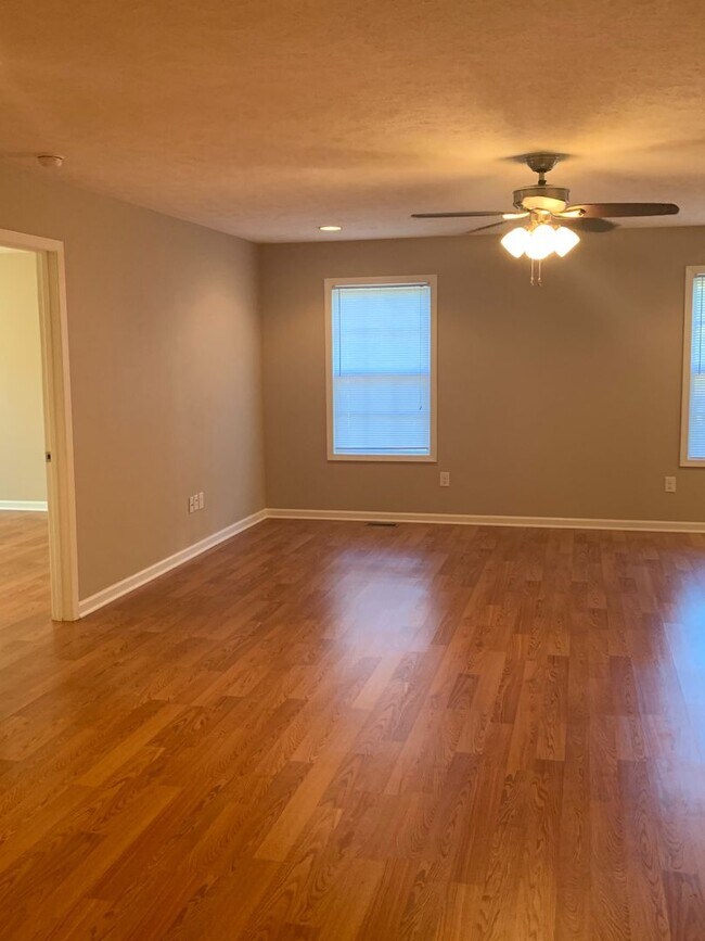 Building Photo - Must see! Charming 3 Bedroom/2 Bath Home w...