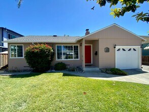 Building Photo - 659 Robin Dr