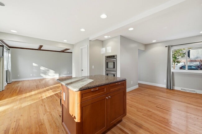 Building Photo - 5595 Birdview Heights