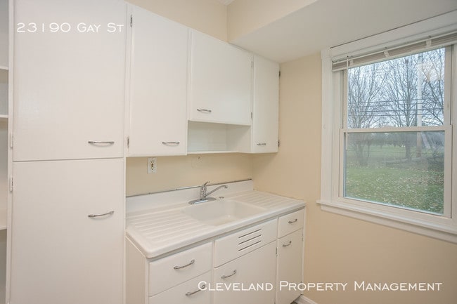 Building Photo - 4 Bedroom Euclid Home