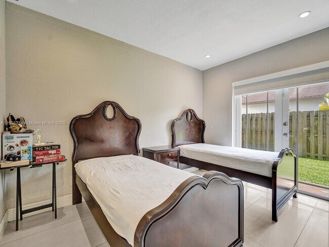 Foto del edificio - 9700 NW 33rd St