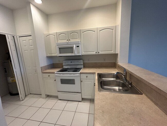 Foto del edificio - Spacious 3/2  in gated community off Colonial Blvd