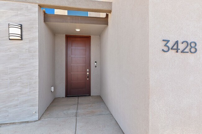 Foto del edificio - Newer Construction Home located in Mesa Village