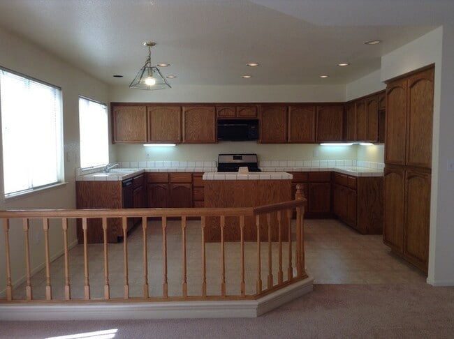 Building Photo - Beautiful 5 bedroom 3 bath home located in Antelope!