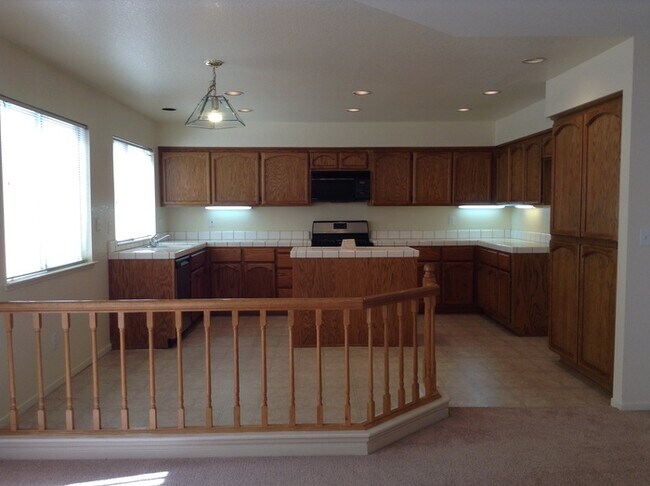 Foto del edificio - Beautiful 5 bedroom 3 bath home located in Antelope!