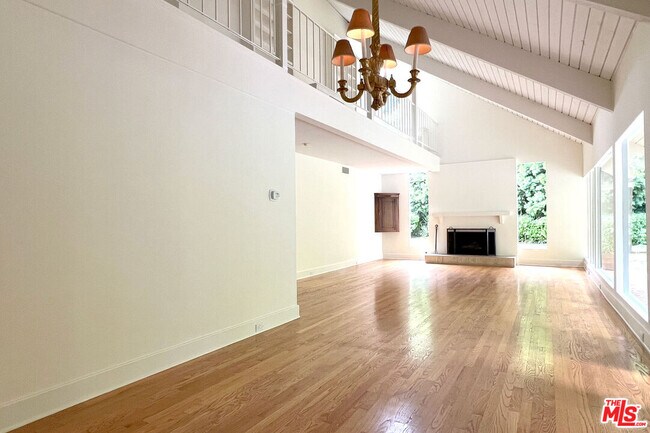 Foto del edificio - 2325 Banyan Dr