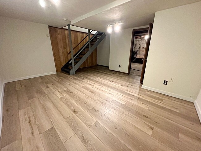 Building Photo - Raymond Rd Duplex
