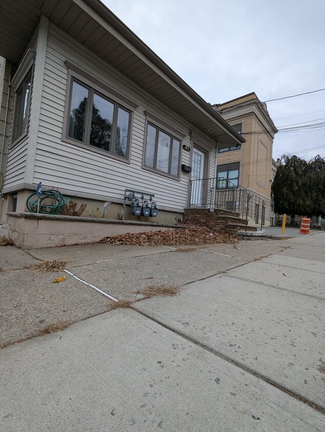 Outside - 213 Lincoln Pl