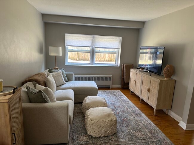 Building Photo - Fabulous Studio Apartment for Rent in Wortley Village London!  OLD SOUTH
