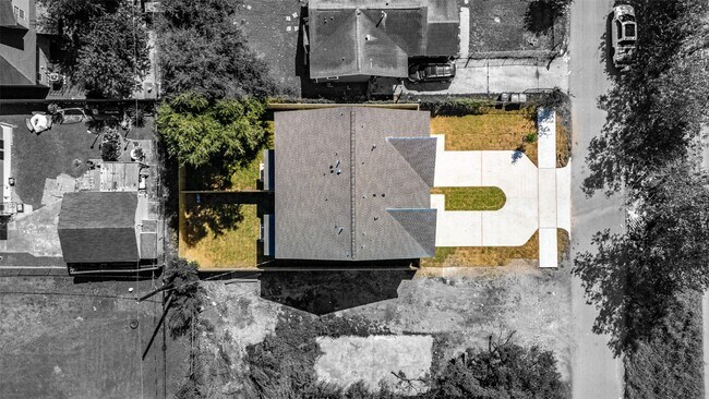 Building Photo - 9409 Clinton Dr