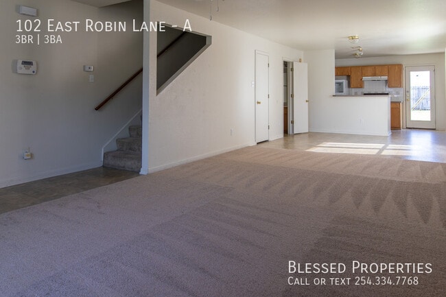 Building Photo - 102 E Robin Ln