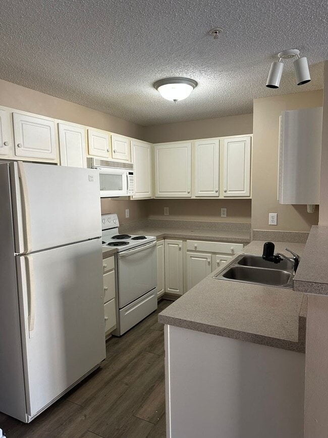 Building Photo - Ivy Glen Condo!