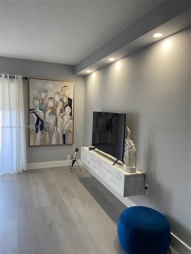 Building Photo - 400 Kings Point Dr