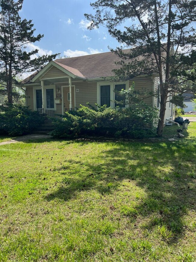 Building Photo - 3 Bed 2 Bath